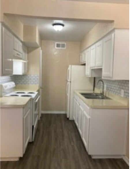 Building Photo - 2701 Green Oaks Rd