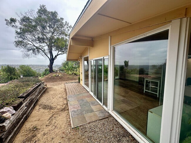 Building Photo - Stunning Encinitas Apartment with Panoramic Views