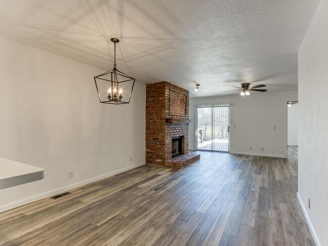 Building Photo - Beautiful 3bed/2bath Townhome Available in...