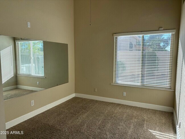 Building Photo - 9411 S Palm Dr