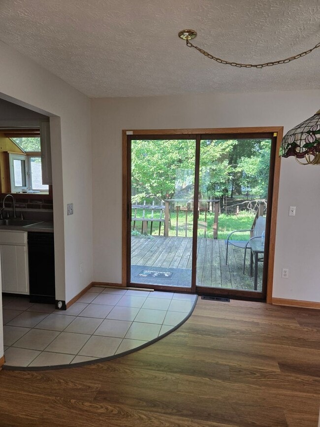Building Photo - Lakeview 3 Bedroom  1.5 Bath  Home for Ren...