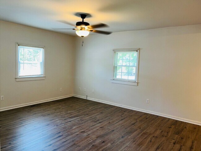 Building Photo - ***MOVE IN SPECIAL - $500 OFF 1ST MONTHS R...