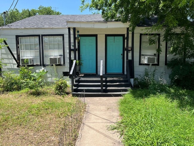 Building Photo - For Rent: Charming 2 Bed / 1 Bath Duplex with Backyard. We accept section 8.
