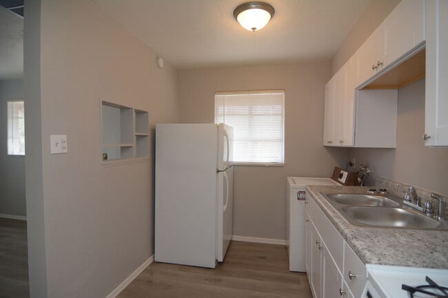 Building Photo - Charming 1 Bedroom 1 Bath Duplex! Central ...