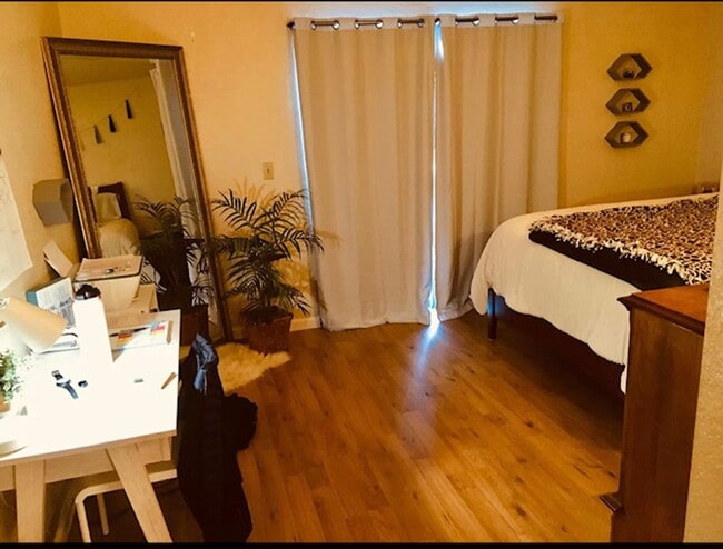 Building Photo - 4 Bedroom 2 Bath House in M Section of Rohnert Park