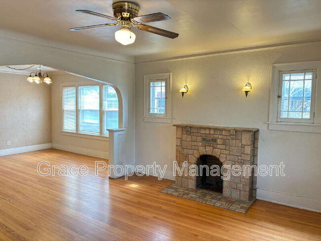 Building Photo - 1442 Perry St