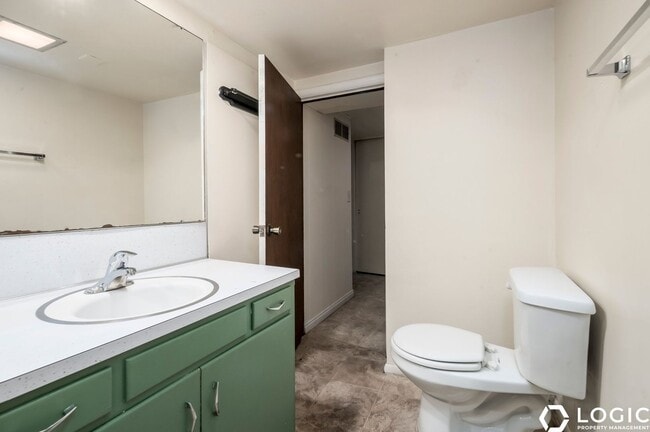 Building Photo - 811 E 50 S