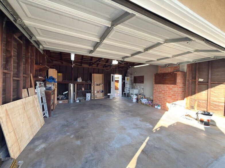 Building Photo - 835 W Spruce St