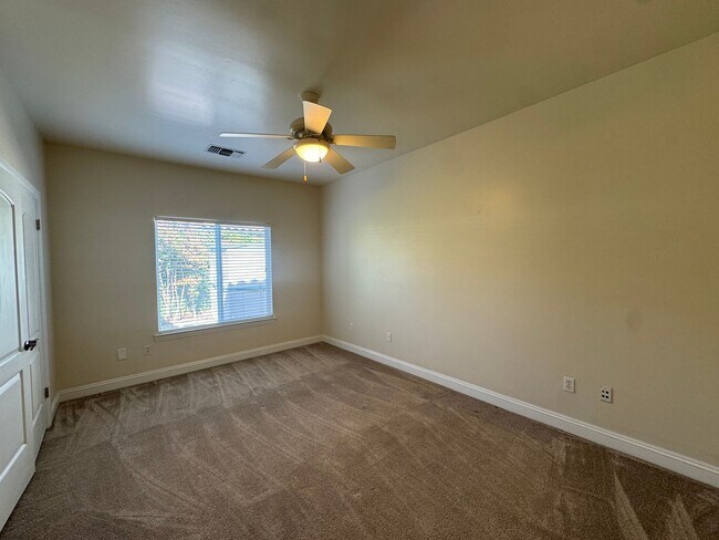 Building Photo - Executive Seven Oaks Grand Island MOVE IN ...
