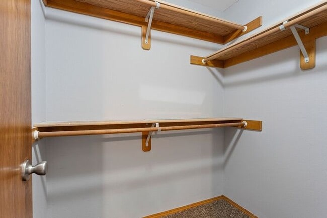 Building Photo - 3 bedroom townhouse with Garage!! Wont las...