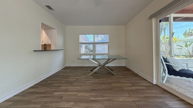 Building Photo - 6660 Bay St