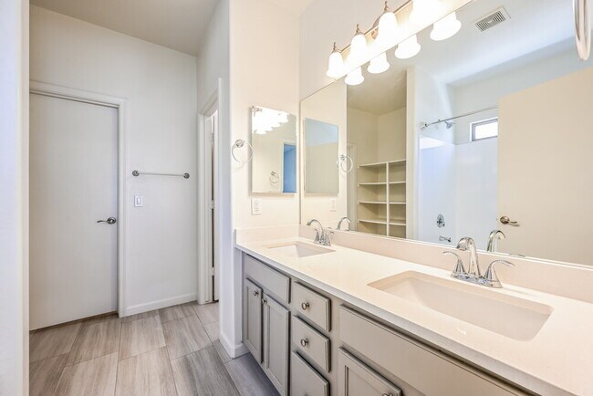 Building Photo - 12084 W Dreyfus Dr