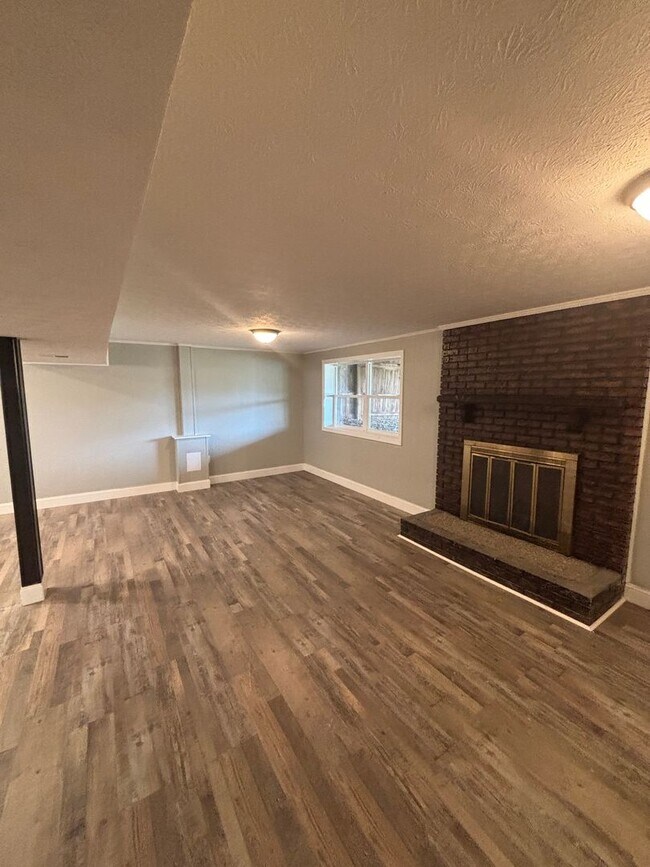 Building Photo - Freshly Renovated Rancher!