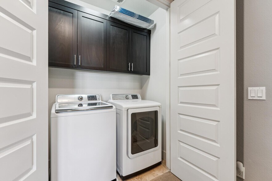 Building Photo - 489 Diller St
