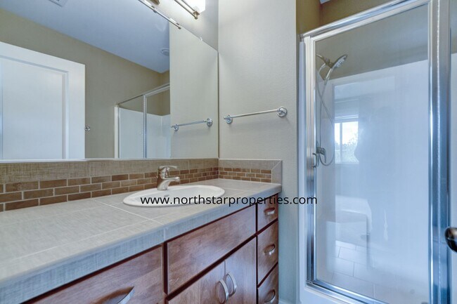 Building Photo - Stylish Multnomah Village Townhome