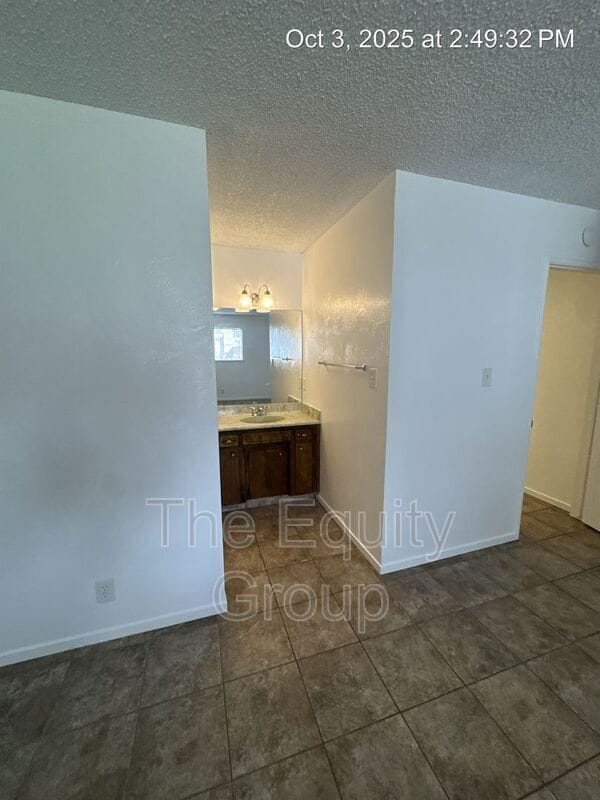 Building Photo - 2724 S Sallee Ct
