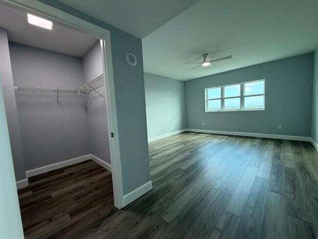 Building Photo - 15051 Royal Oaks Ln