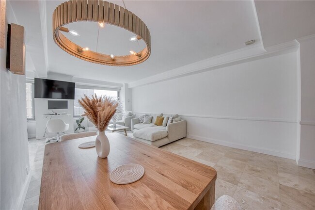 Building Photo - 320 Fort Duquesne Blvd