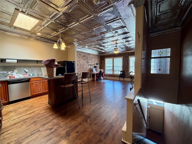 Building Photo - 227 W Oak St