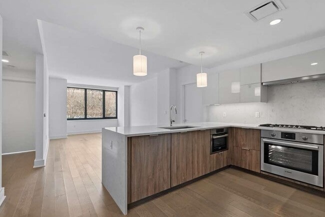 Building Photo - 9 Ave at Port Imperial