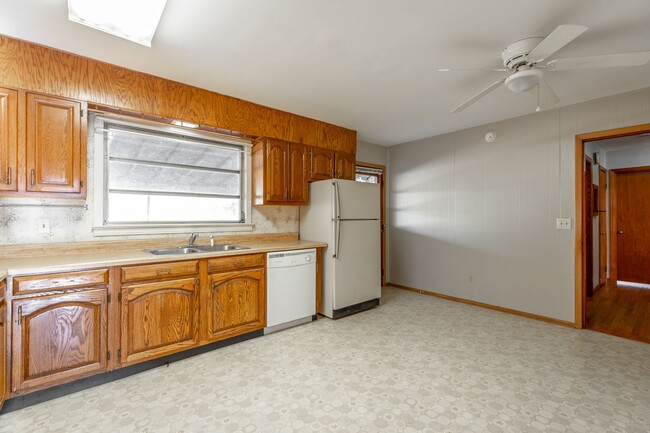 Building Photo - 2 bedroom, 1 bath unit in the heart of Eas...