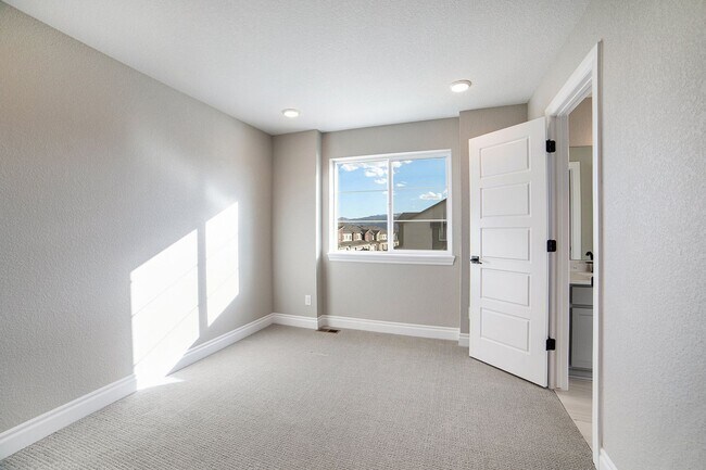 Building Photo - Like New end-unit Townhome at Victory Ridge!