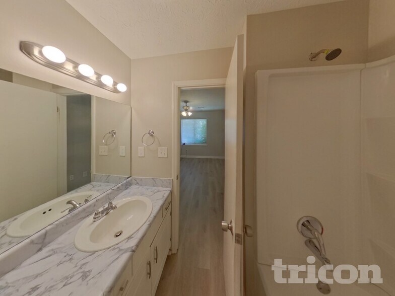 Building Photo - 3224 Creekwood Dr