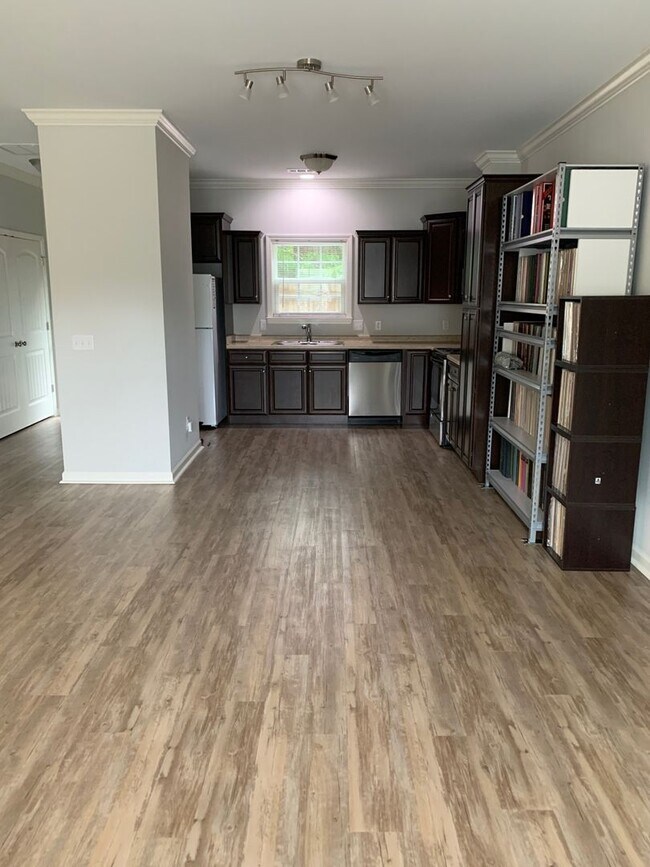 Building Photo - Yorktown Place-Gated Townhome Community-Tibet Ave.
