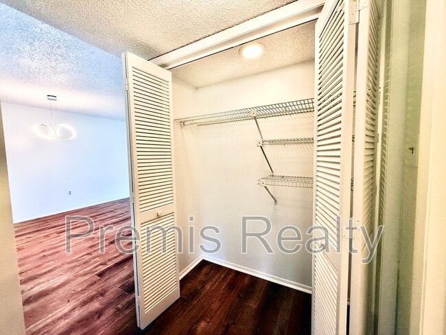 Building Photo - 141 Lakeside Dr