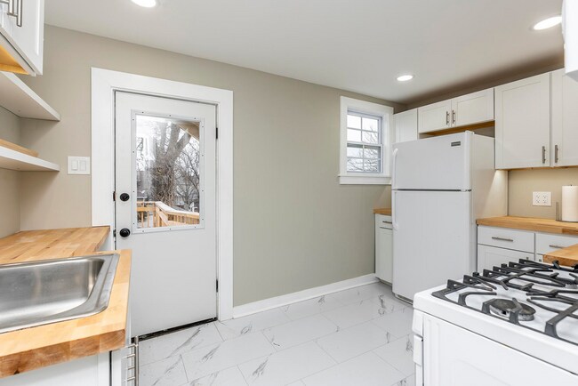 Building Photo - Charming, Fully Furnished Kenwick Rental | $1,250 mo