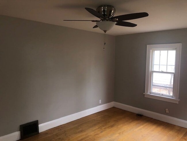 Building Photo - $1,350| 3bd 2Ba|1621 Badger | Available 11...