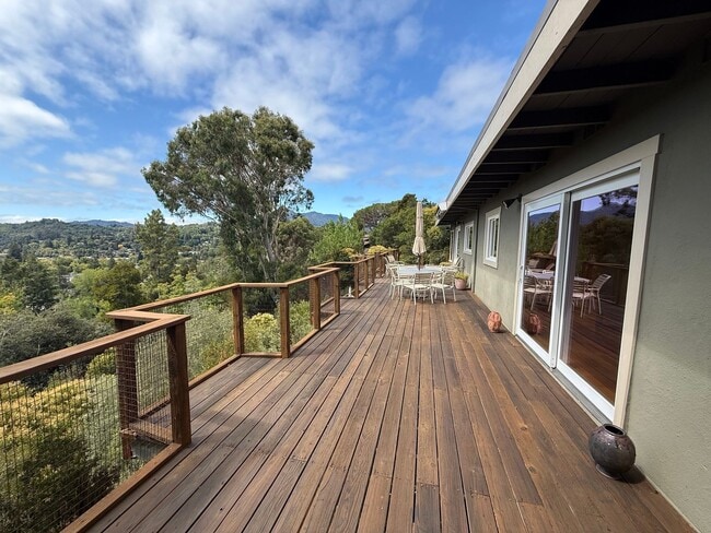 Building Photo - SPACIOUS  FOUR BED / THREE BATH SAN RAFAEL...