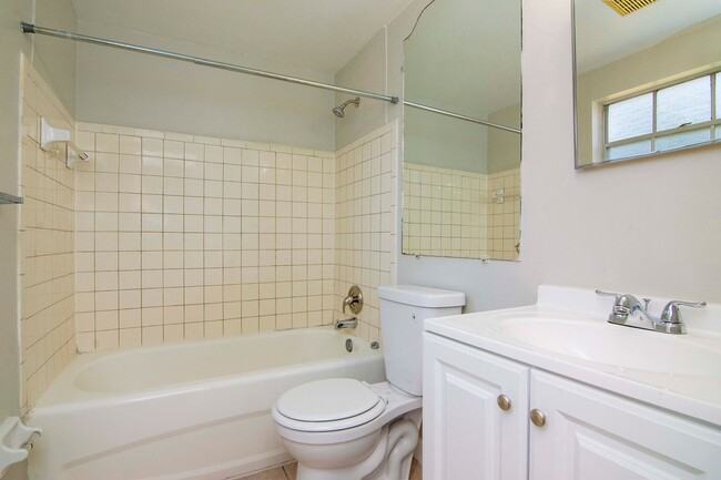 Building Photo - Great Location - 1 Bedroom 1 Bath Duplex w/ Backyard