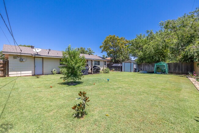 Building Photo - Charming 3 bedroom, 2 bath in Great Location!