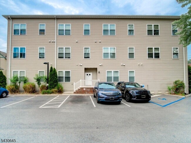 Building Photo - 92 Willow St