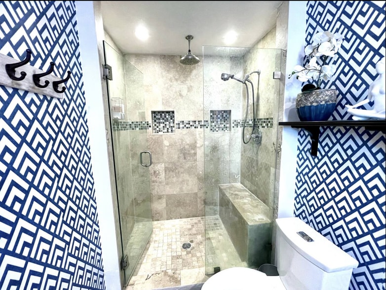 large walkin shower with two showerheads - 3319 W Paul Ave