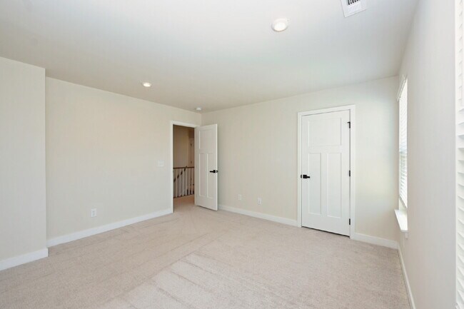 Building Photo - Updated Gallatin Townhome | 3BR + Garage, W/D Included