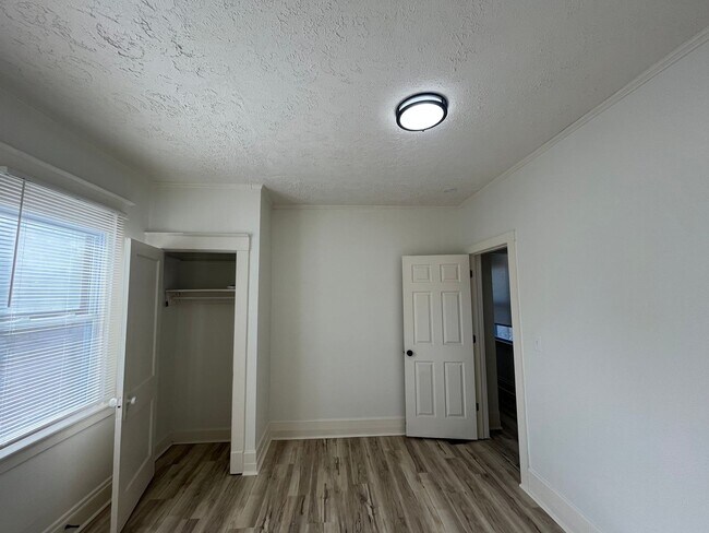 Building Photo - 3 bedroom 2 bath with Garage