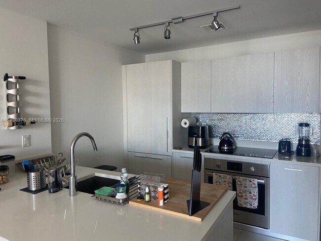 Building Photo - 501 NE 31st St