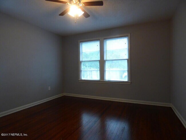 Building Photo - 2575 Myra St