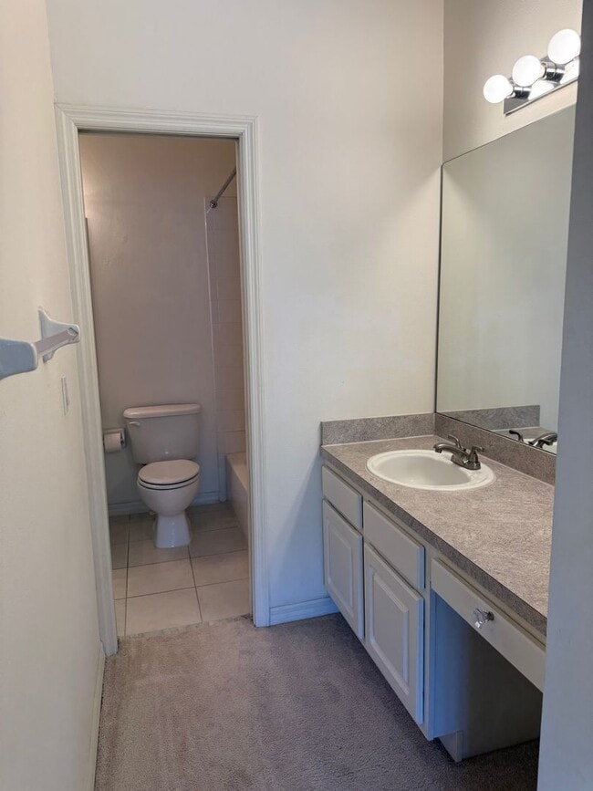 Building Photo - Spacious 2 Bedroom, 1.5 Bath Townhouse For Lease