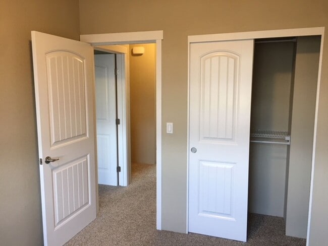Building Photo - 3 LEVEL CONDO W/ UPGRADES, GARAGE/ FENCED ...