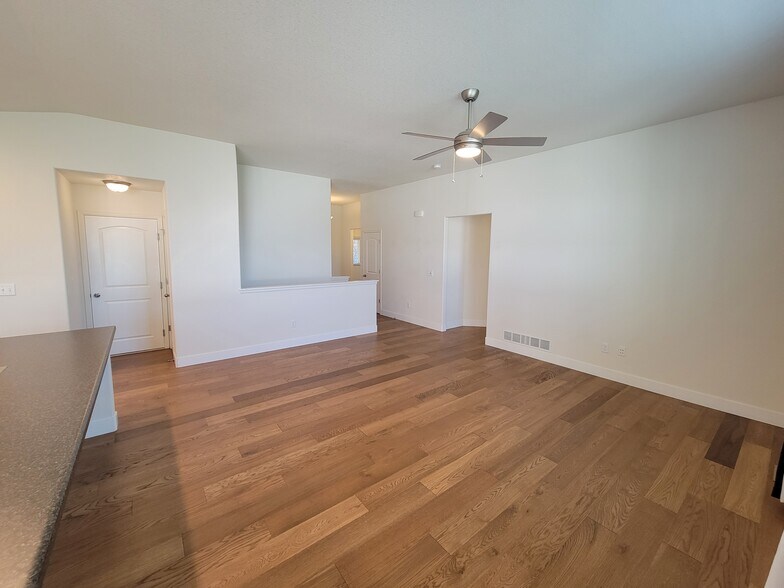 Building Photo - 1566 Driftline Dr