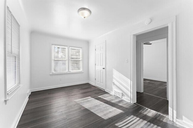 Building Photo - 216 Jones St