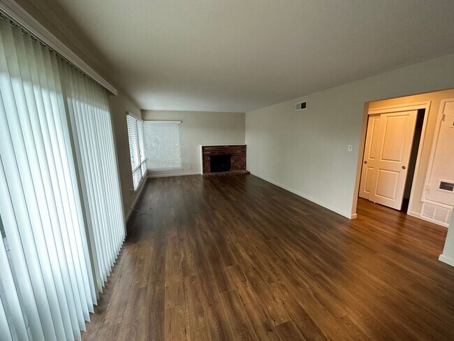 Building Photo - 3600 Crestmoor Dr