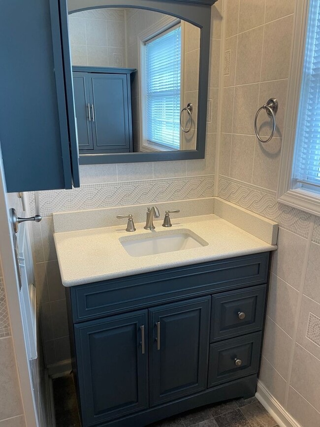 Building Photo - Beautiful 2 Bed, 1 Bath Brick Home in coun...