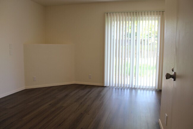 Building Photo - 4 bedroom, 2.5 bath home in quiet Scappoose neighborhood