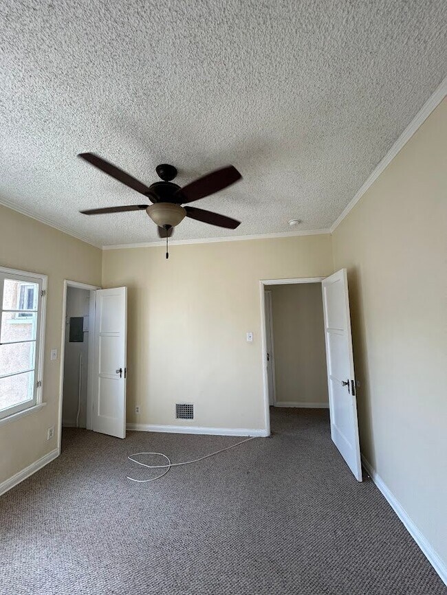 Building Photo - 1062 Masselin Ave