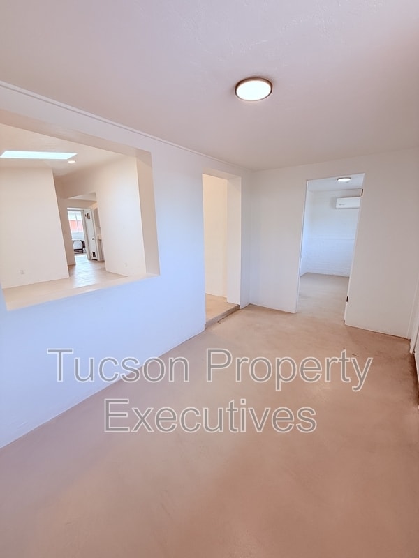 Building Photo - 814 N Alvernon Way