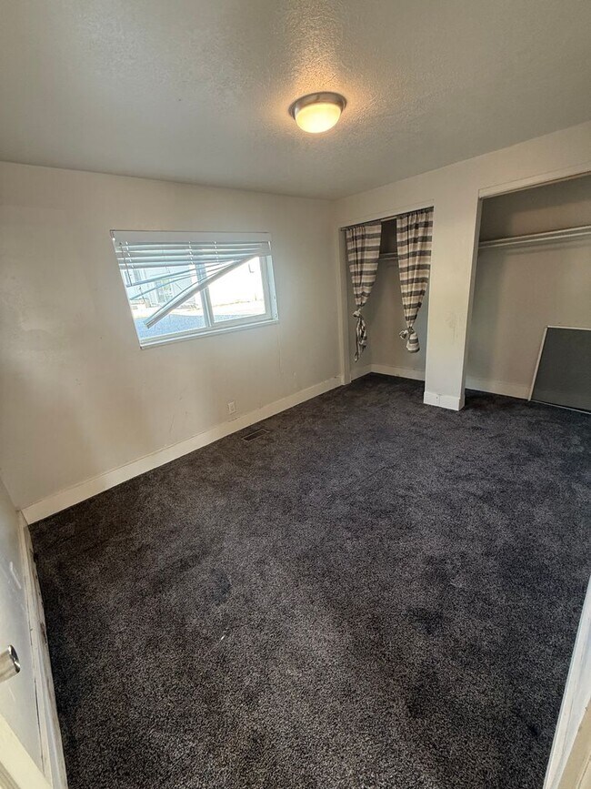 Building Photo - CS-108 W 250 S